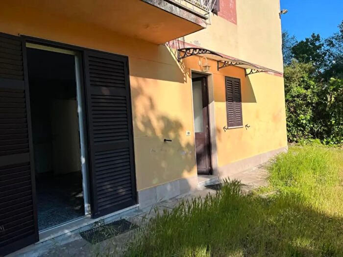 Casa quadrilocale in vendita in Massa