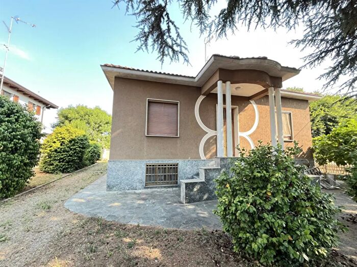 Casa quadrilocale in vendita in Via Gravellona, Vigevano