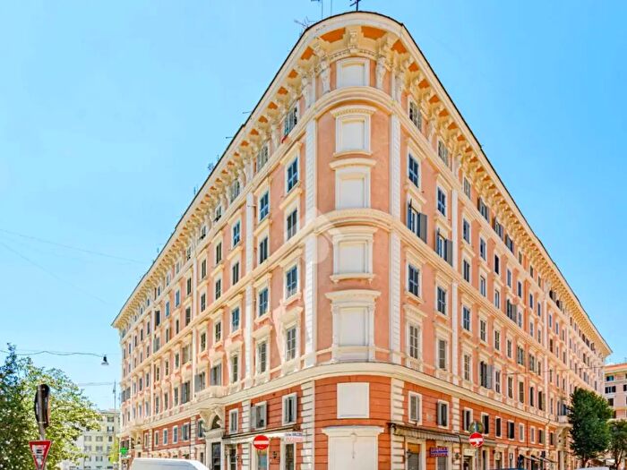 Appartamento trilocale in vendita in Via Catone, Roma