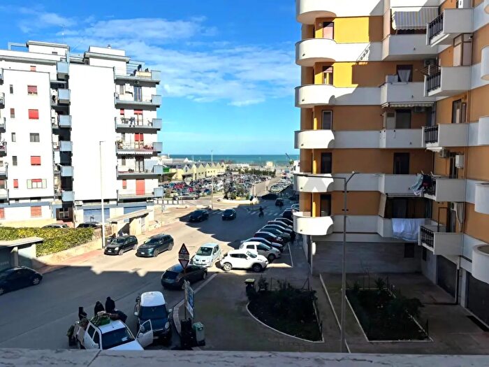 Appartamento quadrilocale in vendita in Via Giacinto Francia, Trani