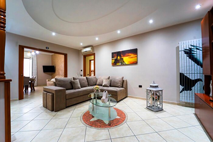 Appartamento quadrilocale in vendita in Via Indipendenza, Casoria