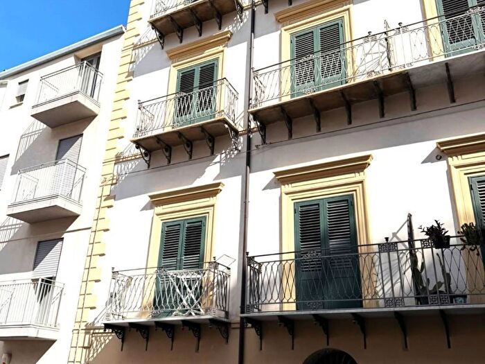 Appartamento trilocale in affitto in Via Colonna Rotta, Zisa, Palermo