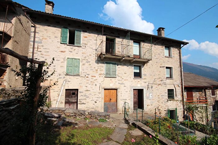 Casa con 7 locali in vendita in Crealla Via Zeda, Valle Cannobina