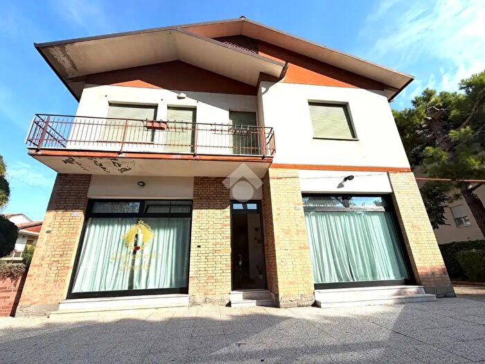 Casa con 9 locali in vendita in Via S Mauro, Cesena