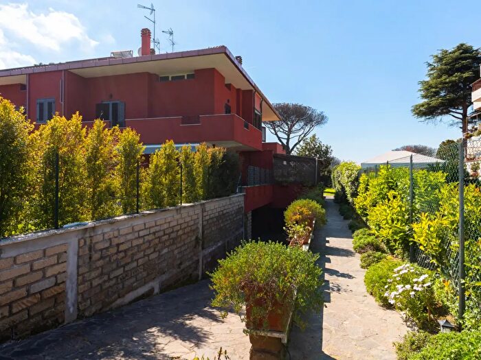 Casa con 6 locali in vendita in Via Stesicoro, Roma