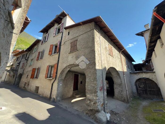 Casa con 6 locali in vendita in Via Robustelli, Grosotto