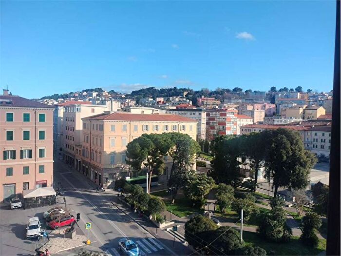 Appartamento trilocale in affitto in Corsi, Ancona