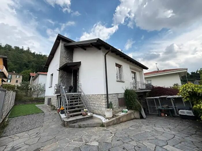 Casa quadrilocale in vendita in Via Monte Caprino, Como
