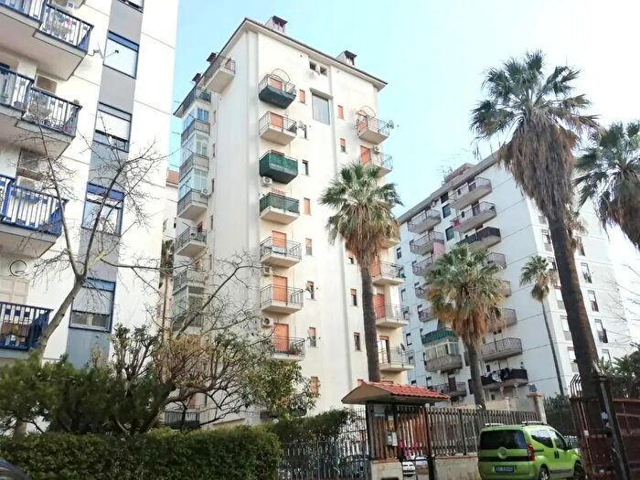 Appartamento trilocale in affitto in Via Saverio Latteri, Palermo