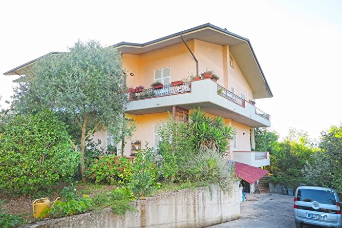 Casa con 14 locali in vendita in Villafranca In Lunigiana