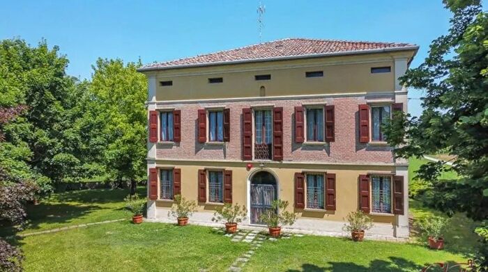 Casa con 9 locali in vendita in Via Maestra Buonacompra Cento Ferrara Frazioni Nord, Cento