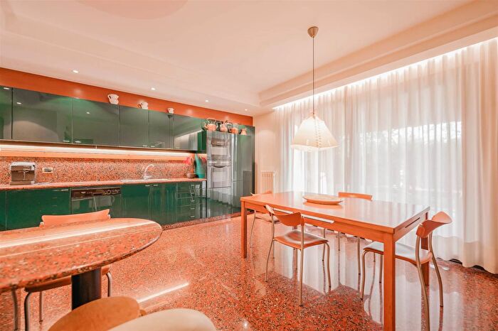 Appartamento con 20 locali in vendita in Via Trezzo Snc Venezia, Venezia