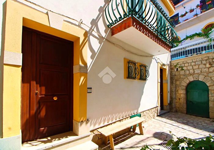 Appartamento trilocale in vendita in Via Indipendenza, Centola