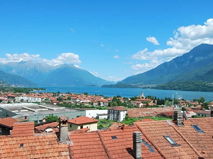 Casa con 5 locali in vendita in Via Castello, Dongo