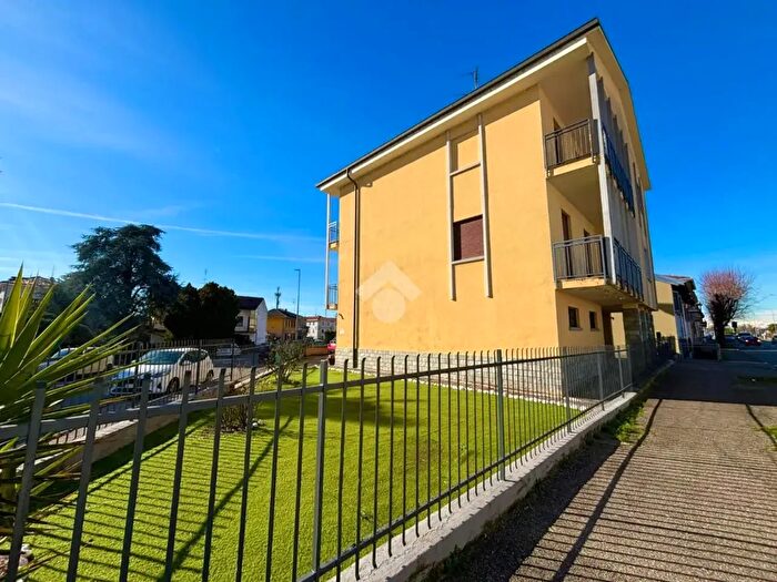 Casa con 6 locali in vendita in Str Biandrate, Novara