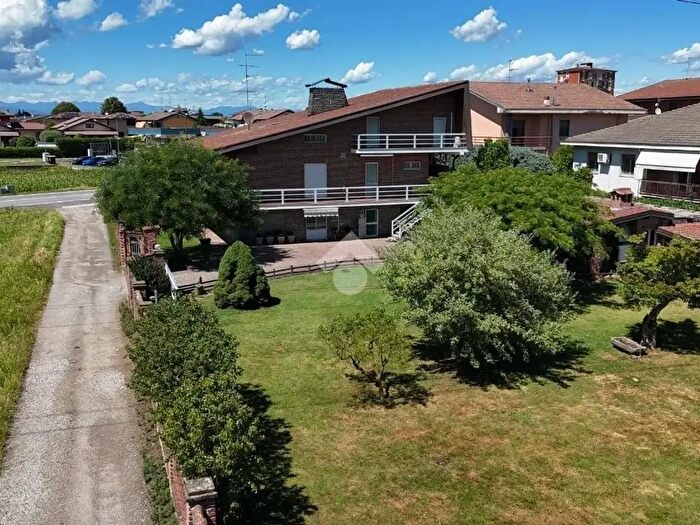 Casa con 5 locali in vendita in Via Guglielmo Marconi, Cameri