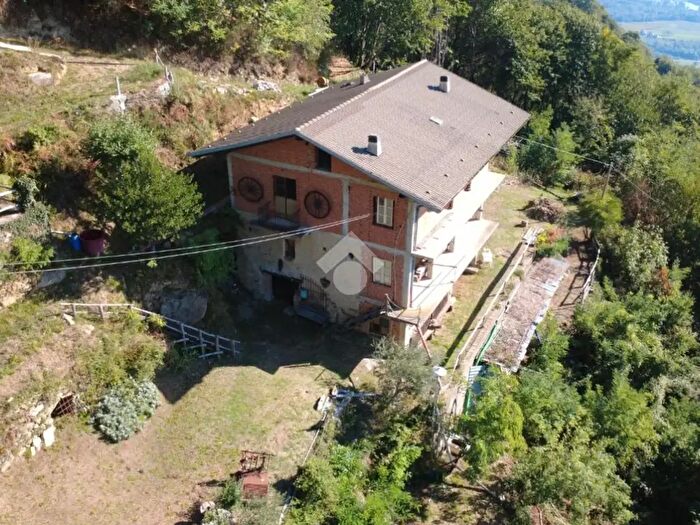 Casa quadrilocale in vendita in Frazione Costa, Valchiusa