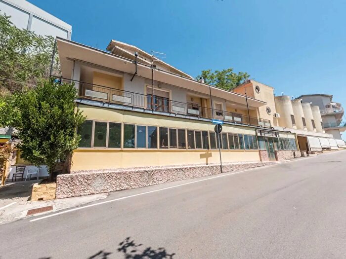 Casa con 14 locali in vendita in Via Santa Lucia, Silvi