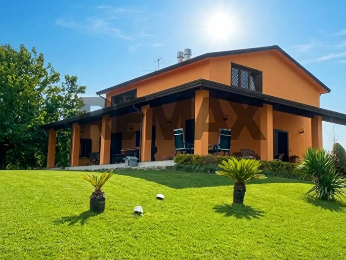 Casa con 7 locali in vendita in Via Nuticci Snc, Liberi