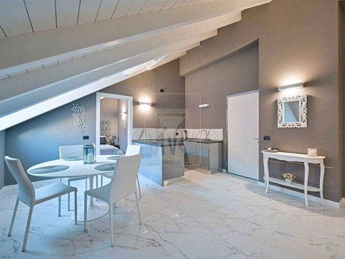 Appartamento trilocale in affitto in Corso di Porta Romana, Quadronno Crocetta, Milano