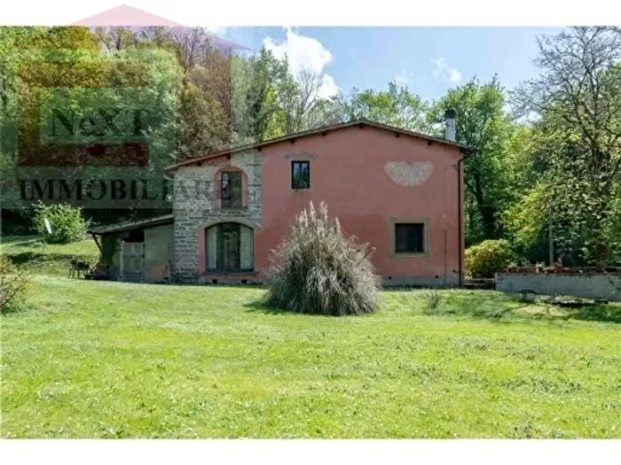 Casa con 9 locali in vendita in Reggello