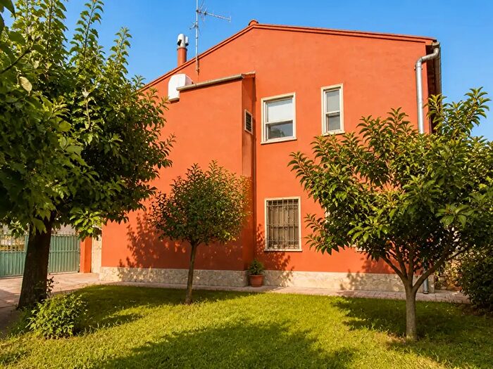 Casa con 8 locali in vendita in San Giuliano Terme