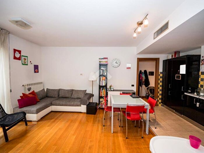 Appartamento bilocale in affitto in ALZAIA NAVIGLIO PAVESE, Navigli Darsena, Milano