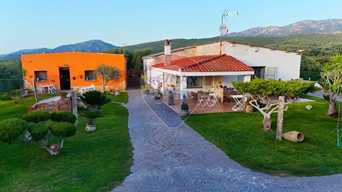 Casa con 6 locali in vendita in Strada Comunale De Is Montis, Dolianova