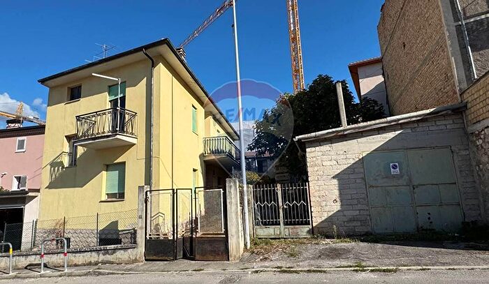 Casa con 7 locali in vendita in Via dell'Aquila Snc, L'Aquila