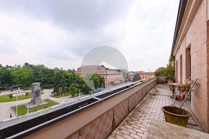 Appartamento con 8 locali in vendita in PZza della Vittoria, Reggio Emilia