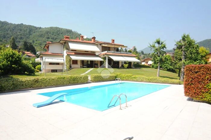 Casa con 11 locali in vendita in Via Bibolto, Villongo