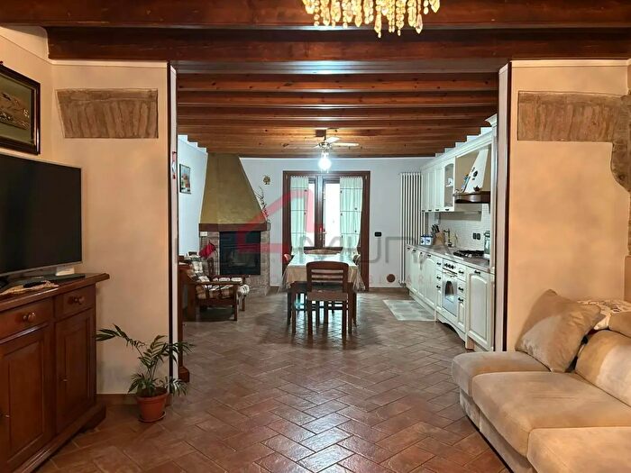 Casa con 8 locali in vendita in Sorga
