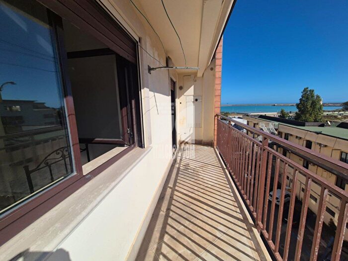 Appartamento trilocale in vendita in Via Esterna Marinella Crotone, Crotone