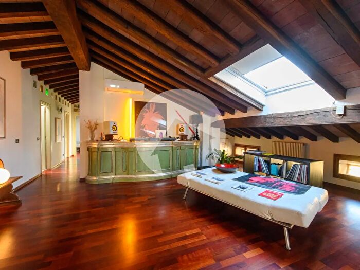 Appartamento con 6 locali in vendita in Piazza Venticinque Aprile, Reggio Emilia