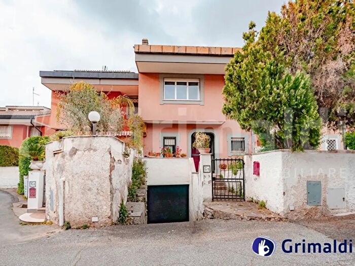 Casa con 6 locali in vendita in Via Arangio Ruiz, Roma