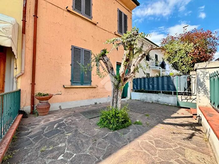 Casa con 5 locali in vendita in Via Dante Alighieri, Capraia E Limite
