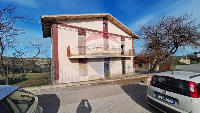 Casa con 5 locali in vendita in Strada Borea delle Cavate, Elice