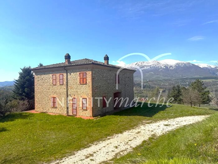 Casa con 8 locali in vendita in Contrada Santa Lucia, Amandola