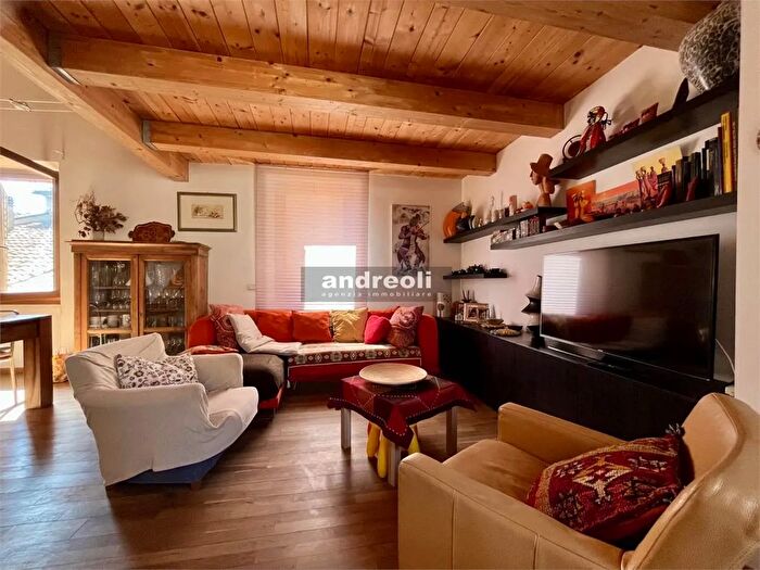 Appartamento con 8 locali in vendita in Jesi