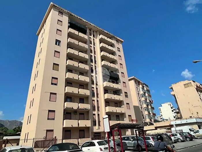 Appartamento trilocale in vendita in Corso dei Mille, Palermo