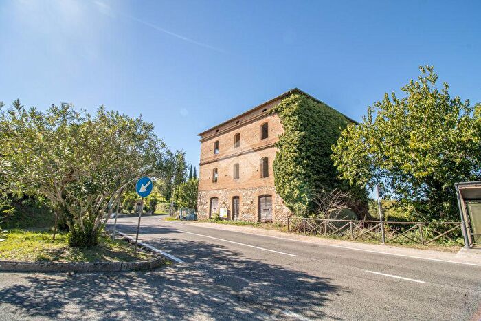 Appartamento con 10 locali in vendita in Piazza Giuseppe Garibaldi, Cantalupo In Sabina