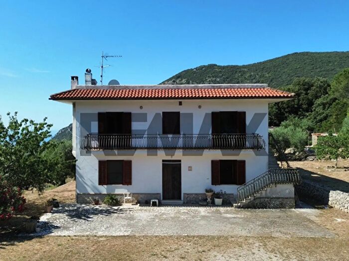 Casa con 10 locali in vendita in Via Francolane, Terracina
