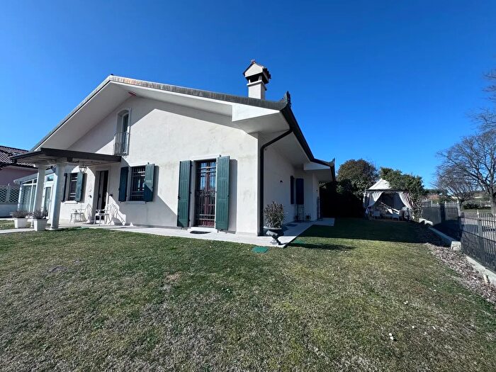 Casa con 8 locali in vendita in Via Belvedere, Affi