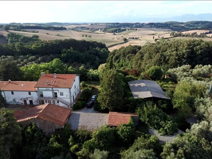 Appartamento con 6 locali in vendita in Collesalvetti