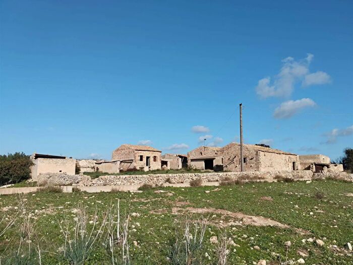 Casa con 10 locali in vendita in Scicli
