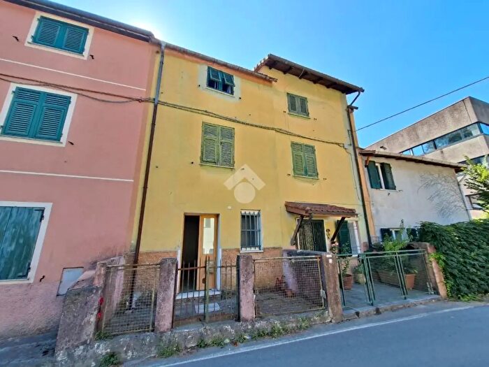 Appartamento trilocale in vendita in Via Bartolomeo Parodi, Ceranesi