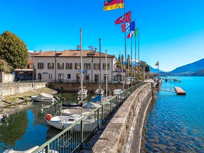 Appartamento con 5 locali in vendita in Dongo