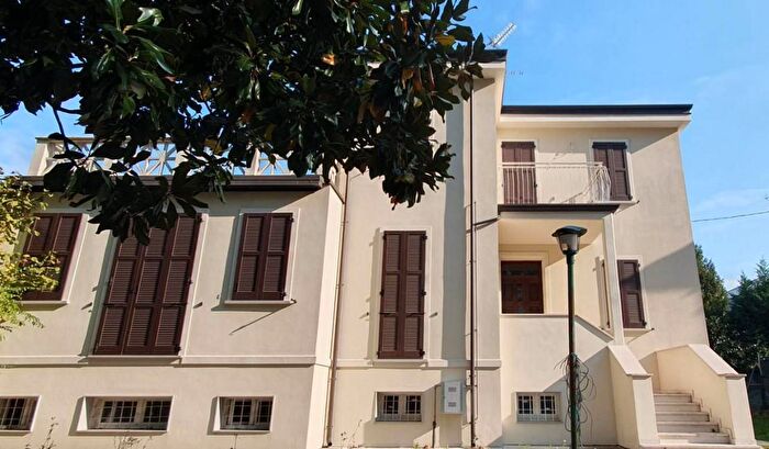 Casa con 7 locali in vendita in Via Brunatti, Mirandola
