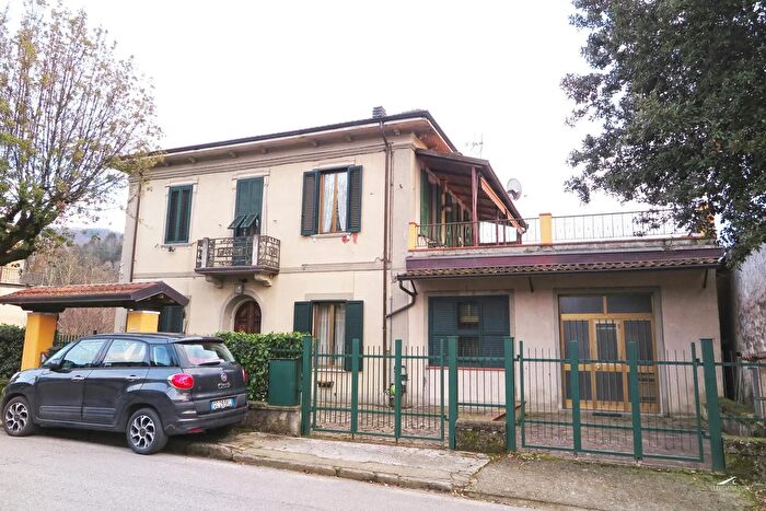 Casa con 8 locali in vendita in Bagnone