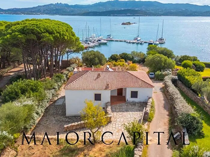 Casa con 16 locali in vendita in Arzachena